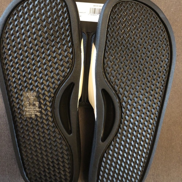 GUESS ISAAC LOGO SLIDES MENS SZ 9 WHITE/BLACK SHOE - Picture 2 of 3